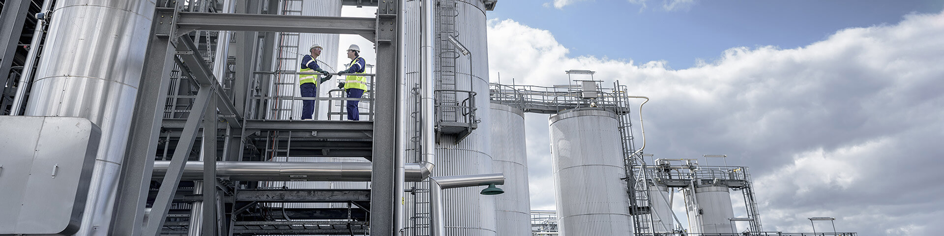 Q8 energy facility with employees