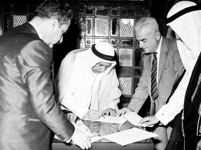 Sheikh Abdullah Al-Salim Al-Sabah signs Kuwait's independence agreement in 1961