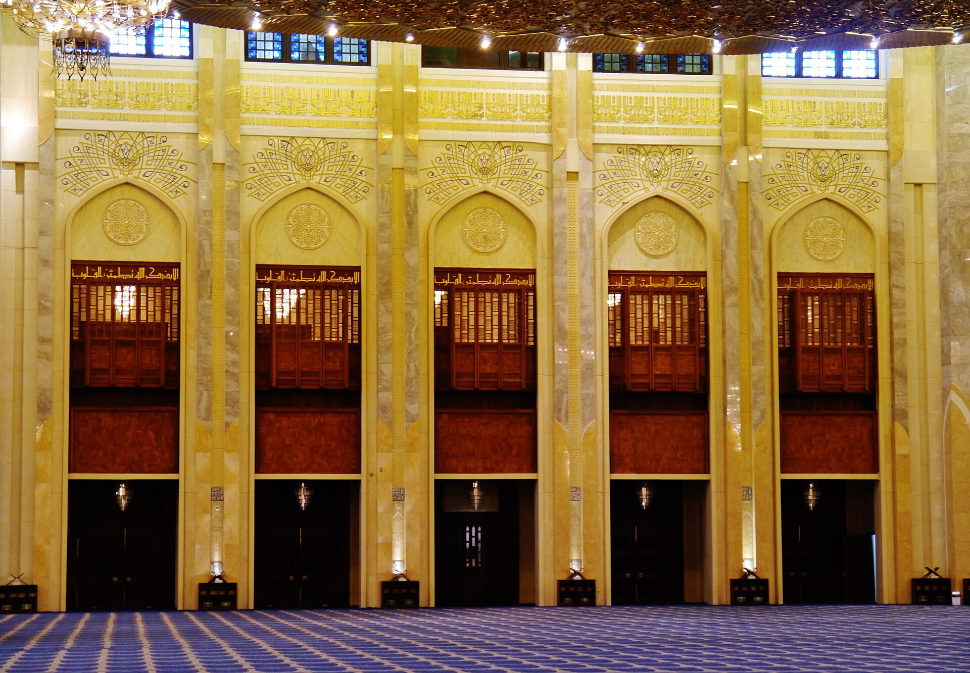 Grand Mosque prayer hall and chandelier